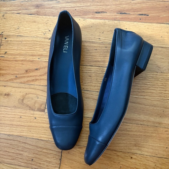 Vaneli Navy Blue Low Heels Size 9SS - Picture 1 of 5